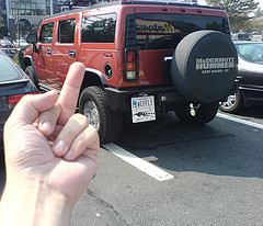 Imagem de um SUV e uma mão manifestando sentimentos com relação a ele. Fonte: http://static.flickr.com/31/45872457_5fa7370f76_m.jpg