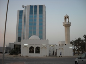 Mesquita em frente ao prédio moderno