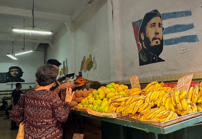 A produce market - not a bodega - with paintings of Che Guevara on the walls