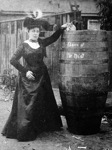 Annie Edson Taylor ao lado de seu barril, com um gato em cima